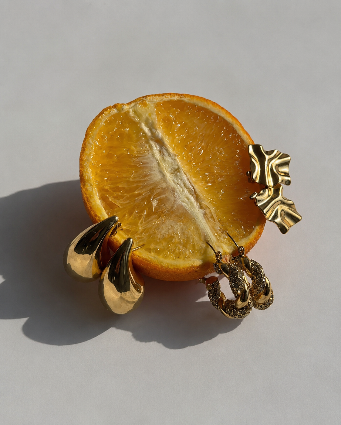 Bijoux dorés Comme des chipies sur une tranche d’orange